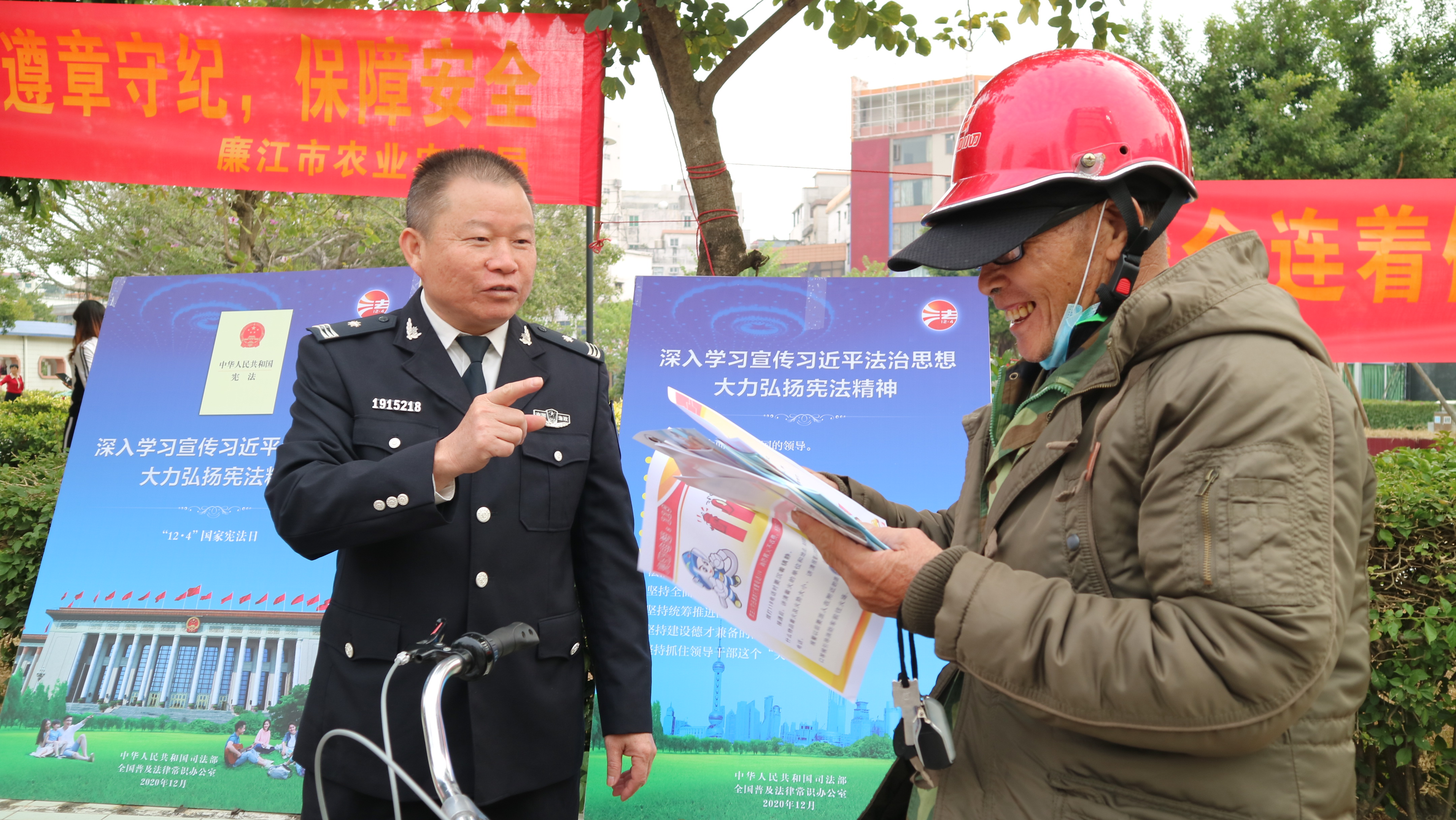 工作人员向群众讲解宣传内容