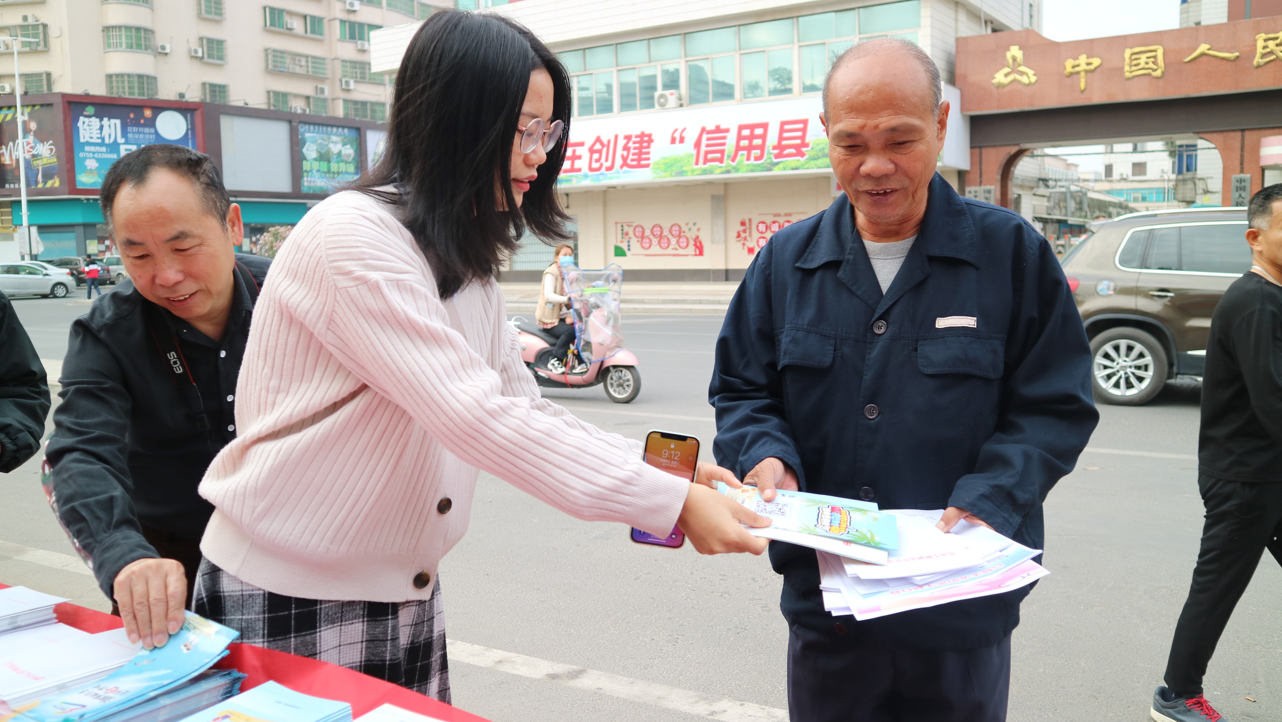 工作人员向群众派发宣传资料